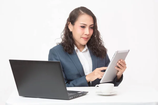 Jovem executiva bonita com seu trabalho e café — Fotografia de Stock