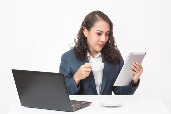 Schöne junge Führungskraft mit ihrer Arbeit und Kaffee — Stockfoto