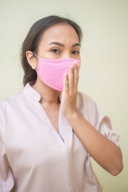 Covid-19 virüsü ve maskesi için endişelenen kadınlar.