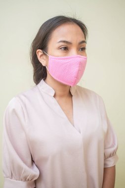 Covid-19 virüsü ve maskesi için endişelenen kadınlar.