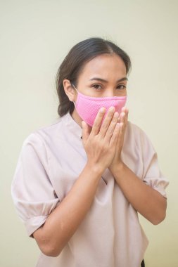 Covid-19 virüsü ve maskesi için endişelenen kadınlar.