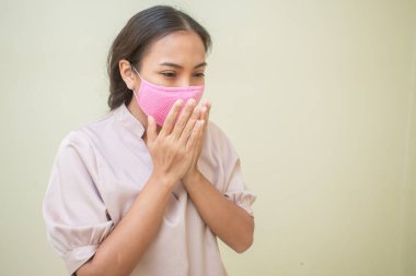 Covid-19 virüsü ve maskesi için endişelenen kadınlar.