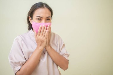 Covid-19 virüsü ve maskesi için endişelenen kadınlar.