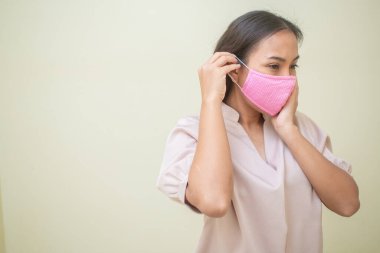 Covid-19 virüsü ve maskesi için endişelenen kadınlar.