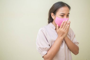 Covid-19 virüsü ve maskesi için endişelenen kadınlar.