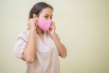 Covid-19 virüsü ve maskesi için endişelenen kadınlar.