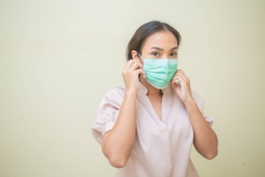 Covid-19 virüsü ve maskesi için endişelenen kadınlar.