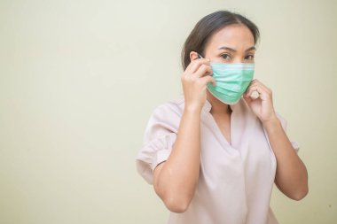 Covid-19 virüsü ve maskesi için endişelenen kadınlar.