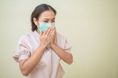 Covid-19 virüsü ve maskesi için endişelenen kadınlar.