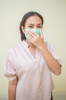 Covid-19 virüsü ve maskesi için endişelenen kadınlar.