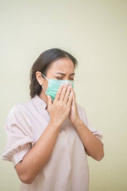 Covid-19 virüsü ve maskesi için endişelenen kadınlar.