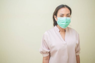 Covid-19 virüsü ve maskesi için endişelenen kadınlar.