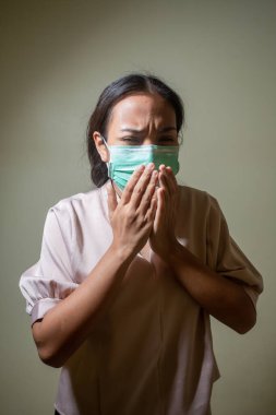 Covid-19 virüsü ve maskesi için endişelenen kadınlar.