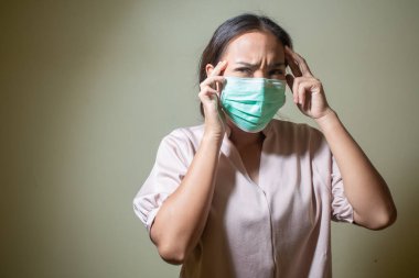 Covid-19 virüsü ve maskesi için endişelenen kadınlar.