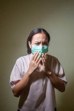 Covid-19 virüsü ve maskesi için endişelenen kadınlar.