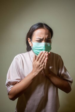 Covid-19 virüsü ve maskesi için endişelenen kadınlar.