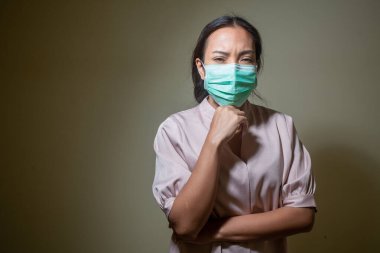 Covid-19 virüsü ve maskesi için endişelenen kadınlar.