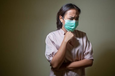 Covid-19 virüsü ve maskesi için endişelenen kadınlar.