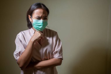 Covid-19 virüsü ve maskesi için endişelenen kadınlar.