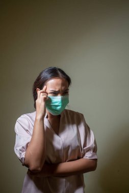 Covid-19 virüsü ve maskesi için endişelenen kadınlar.