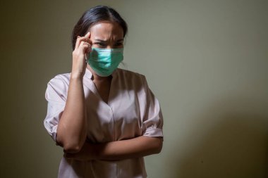 Covid-19 virüsü ve maskesi için endişelenen kadınlar.