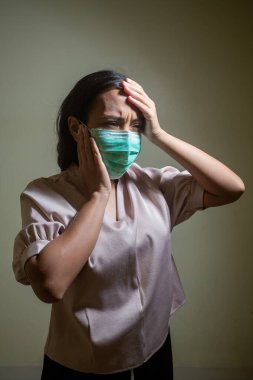 Covid-19 virüsü ve maskesi için endişelenen kadınlar.