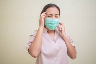 Covid-19 virüsü ve maskesi için endişelenen kadınlar.