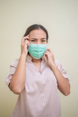 Covid-19 virüsü ve maskesi için endişelenen kadınlar.