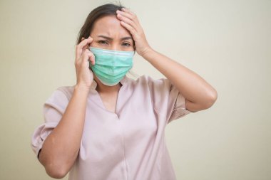 Covid-19 virüsü ve maskesi için endişelenen kadınlar.