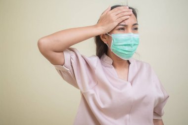 Covid-19 virüsü ve maskesi için endişelenen kadınlar.