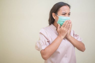 Covid-19 virüsü ve maskesi için endişelenen kadınlar.