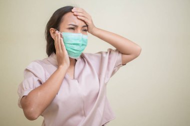Covid-19 virüsü ve maskesi için endişelenen kadınlar.