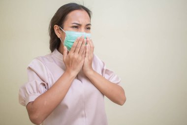 Covid-19 virüsü ve maskesi için endişelenen kadınlar.