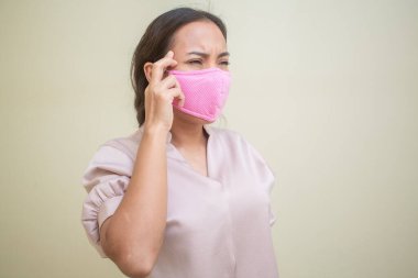 Covid-19 virüsü ve maskesi için endişelenen kadınlar.