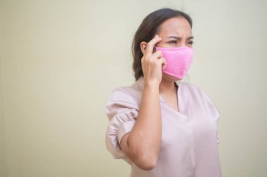 Covid-19 virüsü ve maskesi için endişelenen kadınlar.