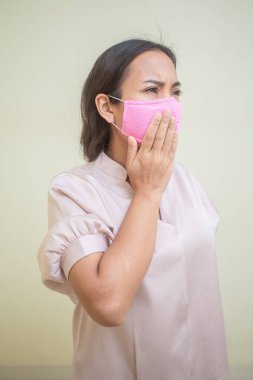 Covid-19 virüsü ve maskesi için endişelenen kadınlar.