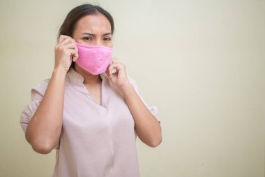 Covid-19 virüsü ve maskesi için endişelenen kadınlar.