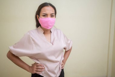 Covid-19 virüsü ve maskesi için endişelenen kadınlar.