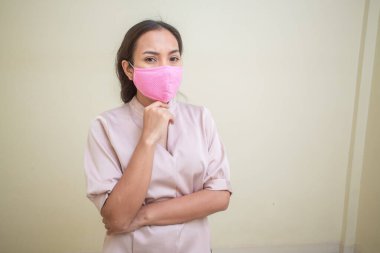 Covid-19 virüsü ve maskesi için endişelenen kadınlar.