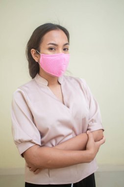 Covid-19 virüsü ve maskesi için endişelenen kadınlar.