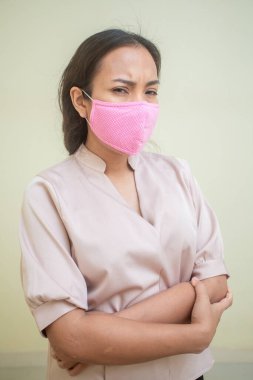 Covid-19 virüsü ve maskesi için endişelenen kadınlar.