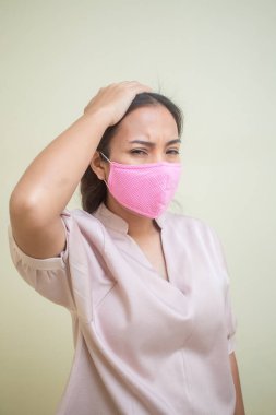 Covid-19 virüsü ve maskesi için endişelenen kadınlar.