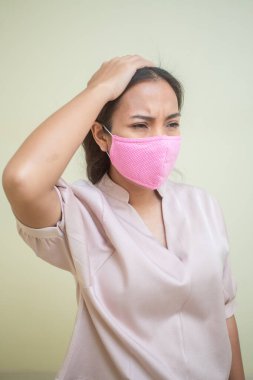 Covid-19 virüsü ve maskesi için endişelenen kadınlar.