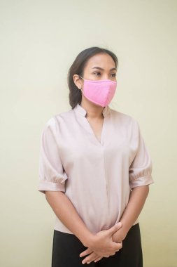 Covid-19 virüsü ve maskesi için endişelenen kadınlar.