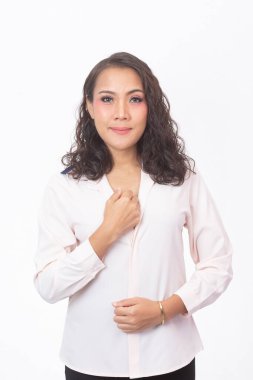 Pastel pembe gömlekli kıvırcık saçlı kadın.