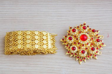 Altın kemer, Tayland tarzı, kırmızı mücevher ve elmas.