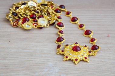Aksesuarlar Tayland tarzı, altın ve kırmızı mücevher taşı