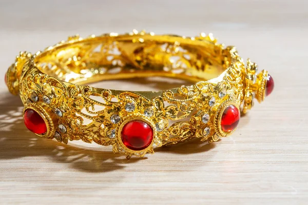 Brazalete Oro Estilo Tailandés Con Gema Roja —  Fotos de Stock