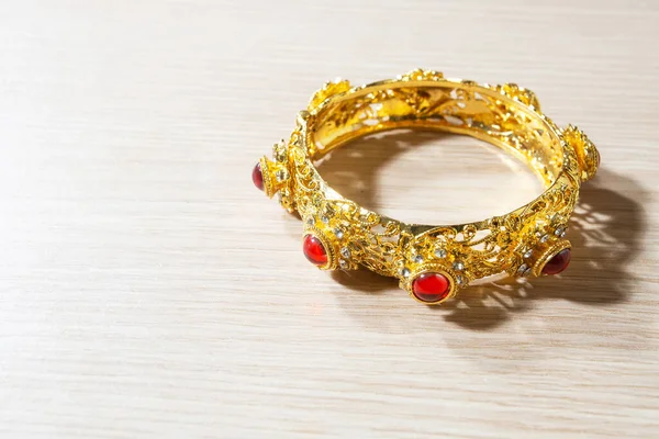 Brazalete Oro Estilo Tailandés Con Gema Roja — Foto de Stock