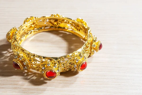 Brazalete Oro Estilo Tailandés Con Gema Roja — Foto de Stock